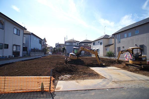 Local photos, including front road. Overall