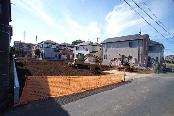 Local photos, including front road. Overall