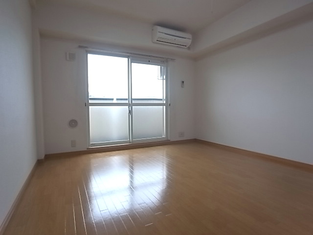 Other room space. Spacious room.
