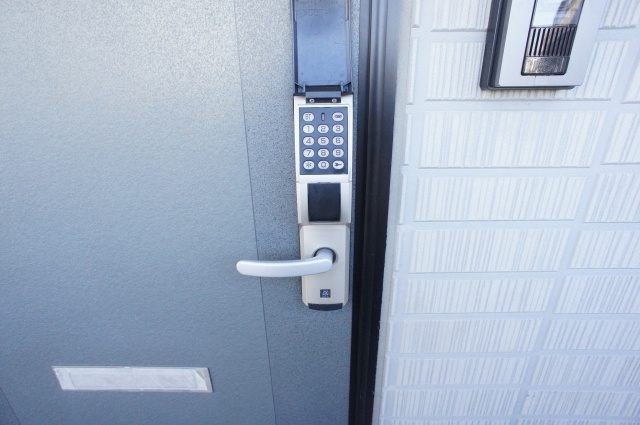 Entrance. Consideration to security in the electronic lock