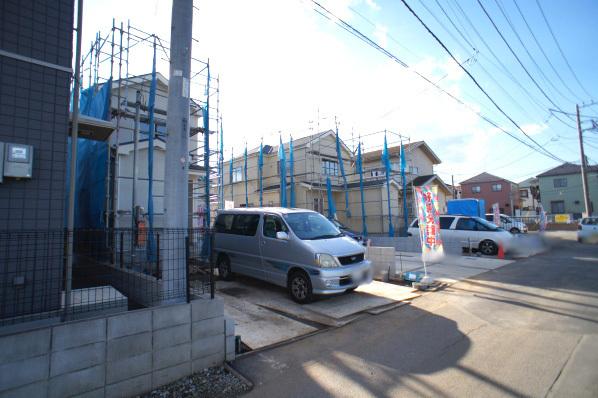 Local photos, including front road. Overall