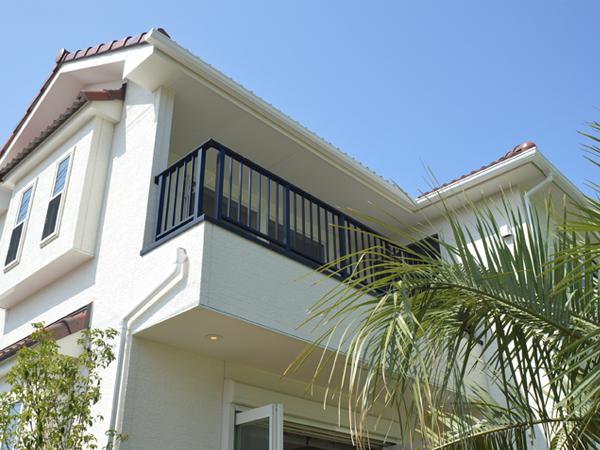 Local appearance photo. A deep eaves porch or balcony, etc., Actively adopted space with depth. We tailor the residence deep expression of carving is with a strong presence. (Shooting date: May 2013)