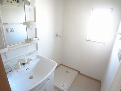 Washroom. Shampoo dresser ・ Washing machine in the room. 