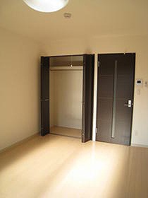Other room space. Chic color room.