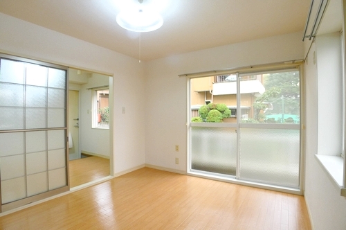 Living and room. Because it is a corner room, Many windows is very bright rooms!
