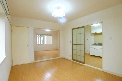 Living and room. All Western-style 2DK!