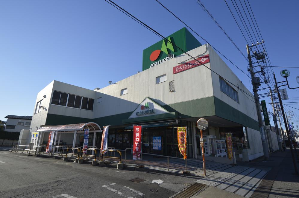 Supermarket. Maruetsu 700m until the first stone shop