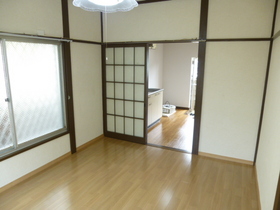 Living and room. convenience store ・ 600m is up to super