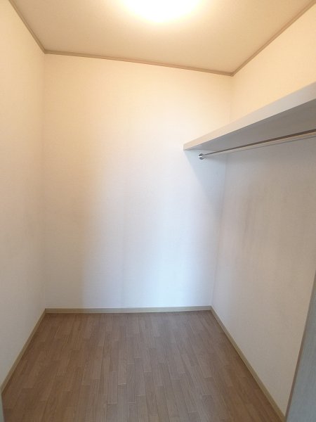 Receipt. Walk-in closet