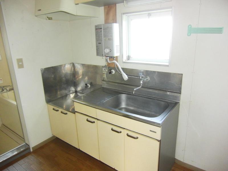 Kitchen. Gas stove can be installed