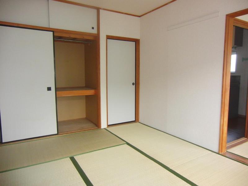 Receipt. Closet with upper closet