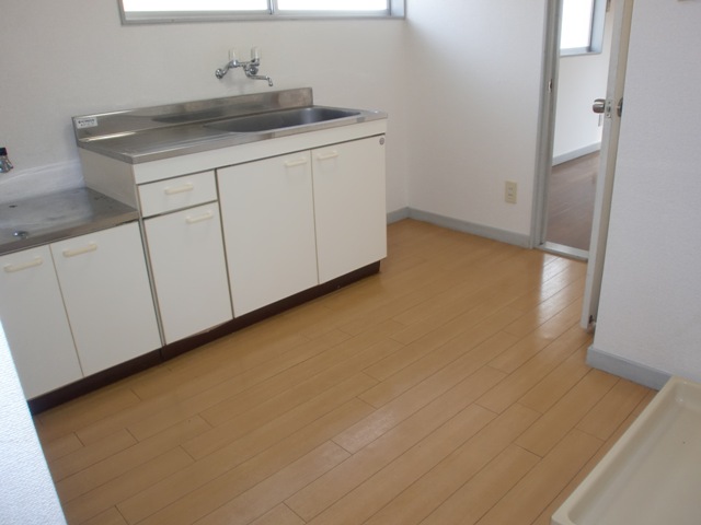 Kitchen. It is a good kitchen feelings of window!