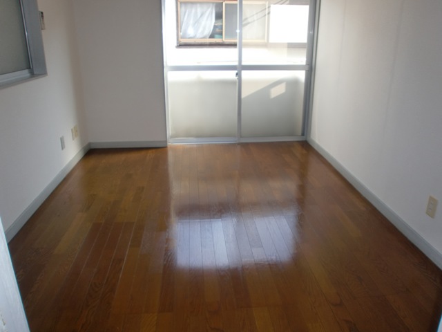 Living and room. Bright room in the corner room! Two-sided lighting!