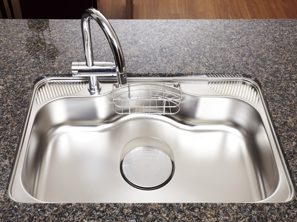 Kitchen.  [Quiet sink] By affixing the damping material to sink back, Sound of water and the hot water hits the sink, To reduce the sound of when you dropped the spoon.