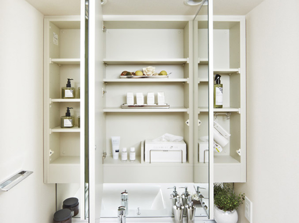 Bathing-wash room.  [Kagamiura storage with triple mirror] Adopt a three-sided mirror to the back of the mirror has become accommodated to the wash room. Such as cosmetics and accessories can be neatly stored.