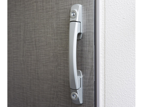 Features of the building.  [Opening and closing easy "push-pull handle"] Entrance door handles, Adoption of a push-pull handle that can be manipulated by a single operation to push or pull the handle in the direction of opening the door. (Same specifications)
