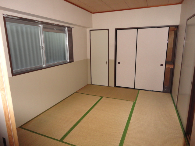 Other room space. 6-mat Japanese-style room also contains also wind positive in two-sided lighting