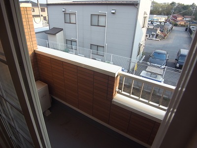 Balcony. There is a balcony ・ There clothesline hanging.