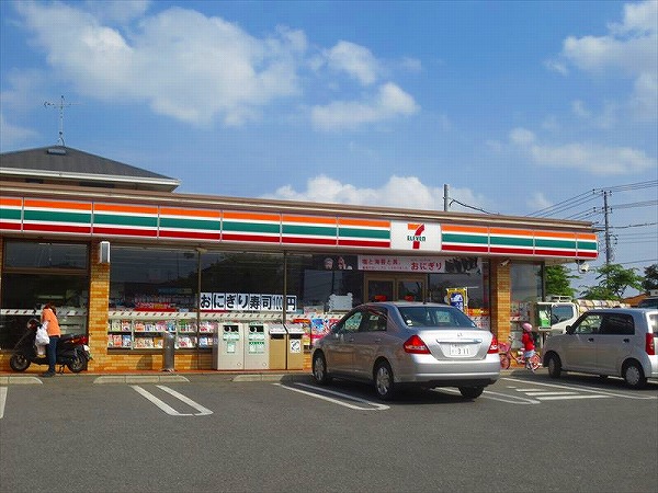 Convenience store. 720m to Seven-Eleven (convenience store)