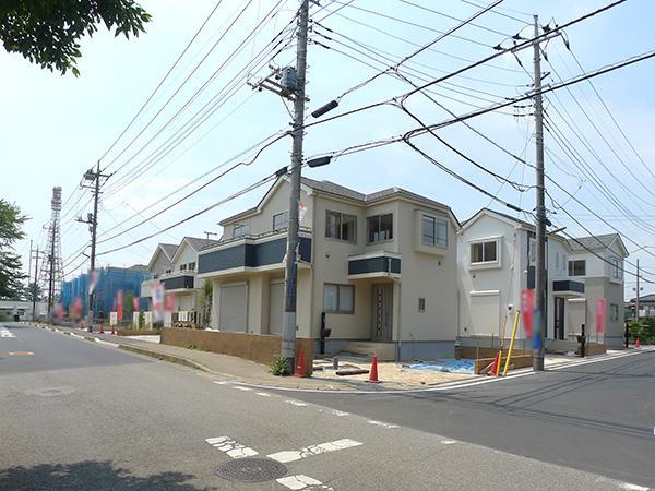 Local photos, including front road. Overall