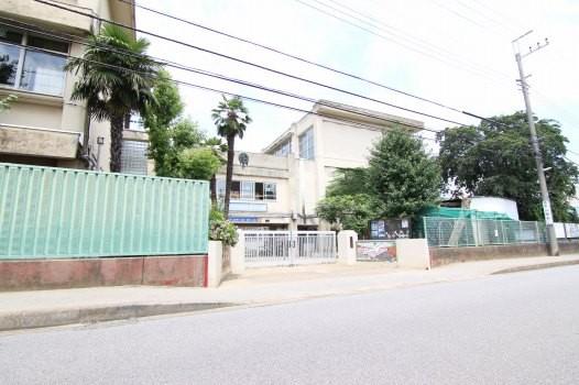 Primary school. 977m to Kashiwa City Takayanagi Elementary School