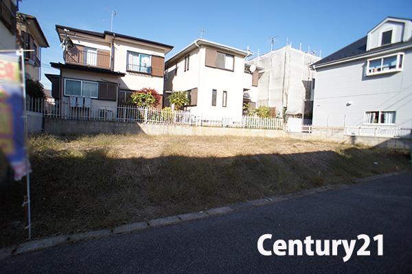 Local photos, including front road. 11 / 27 shooting Vacant lot