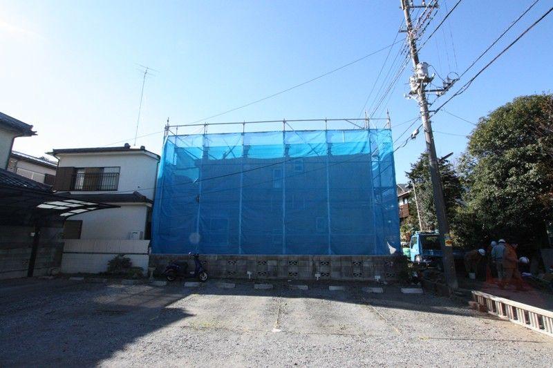 Local appearance photo. All pair glass