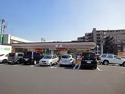 Convenience store. 740m to Seven-Eleven (convenience store)