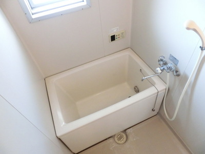 Bath. Reheating ・ There are ventilation window