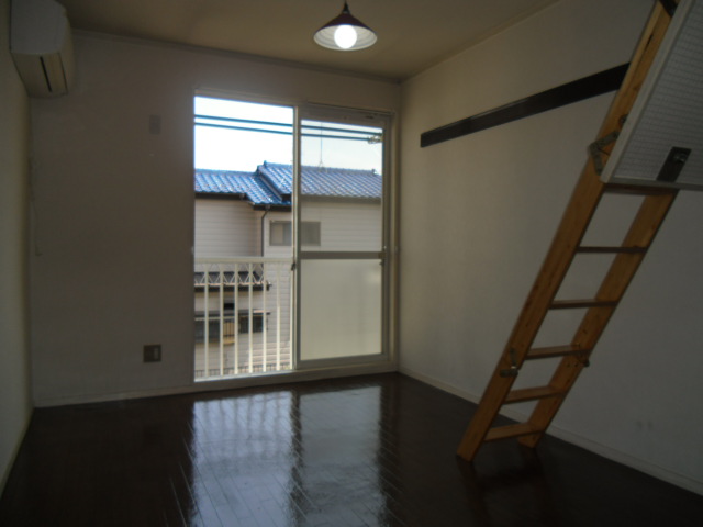Living and room. 6 Pledge and living space can be firmly secured