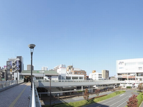 Minamikashiwa led in front of the station pedestrian deck "Minamikashiwa" station and commercial facilities. Walk with confidence and a small child without a car of concern