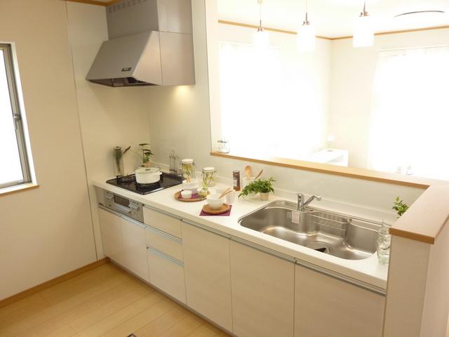 Same specifications photo (kitchen). Counter system kitchen the conversation is lively (^^