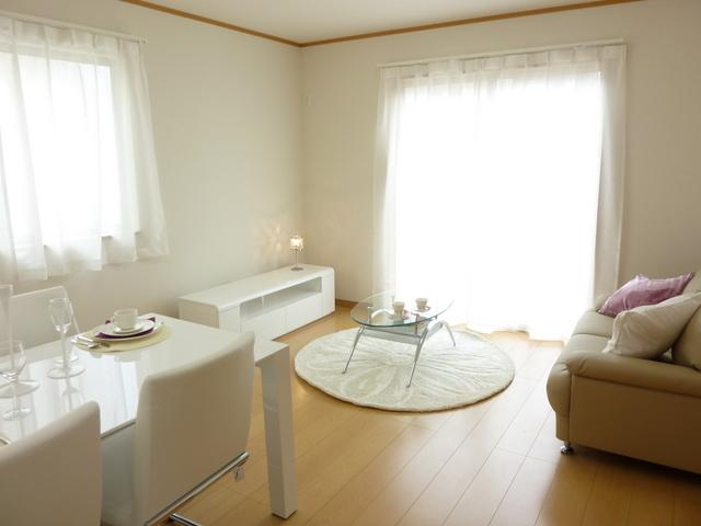 Same specifications photos (living). It has become a floor plan that was adjacent the living and the living room, which was considered the circle of family.