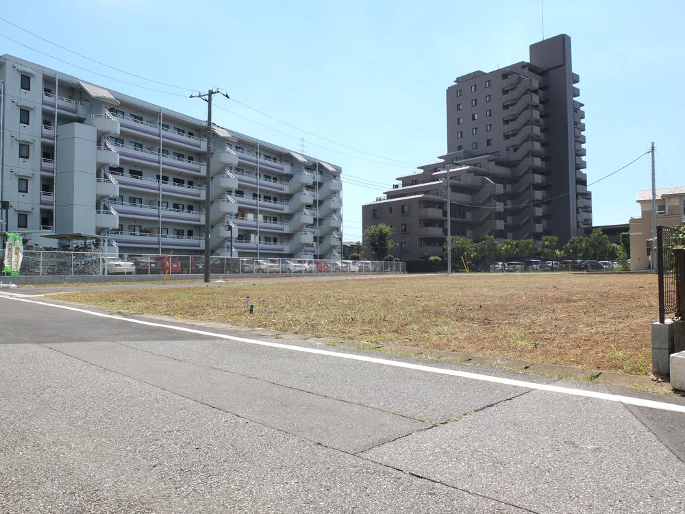 Local photos, including front road. Local (April 2012) shooting