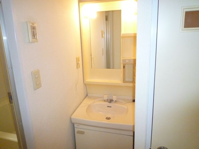 Washroom. Independent wash basin