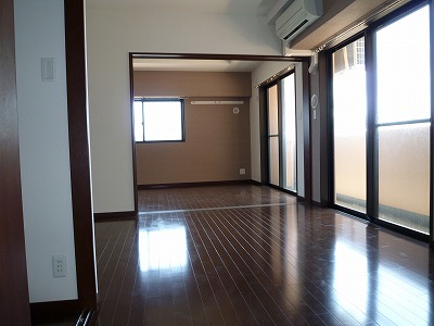 Living and room. Spacious living 12.4 Pledge.