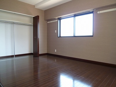 Other room space. Spacious bedroom 8 pledge.