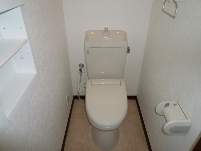 Toilet. A heated toilet seat. Washlet mounting Allowed.