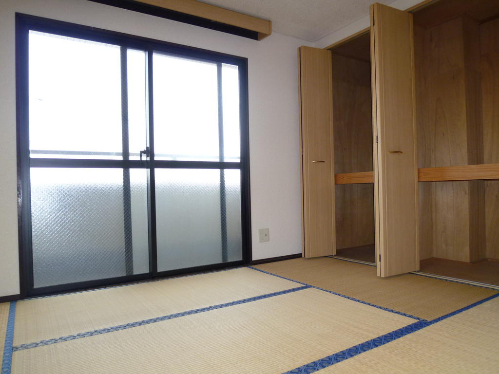 Other room space. 6 tatami closet housed a Japanese-style room, not the closet! 