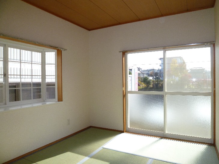 Living and room. A bay window Japanese-style tatami already exchange! 