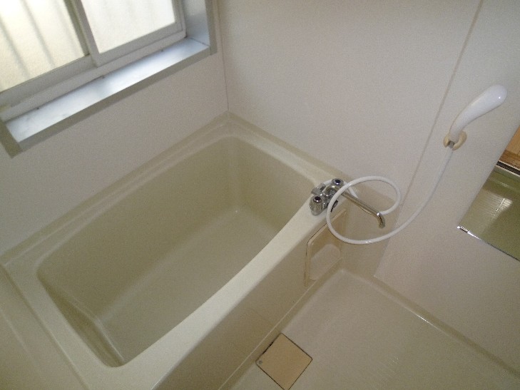 Bath. With bathroom reheating!  It is ventilation is also easy because there is a window ☆ 