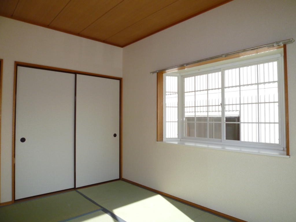 Other room space. There is a closet in the Japanese-style room! 