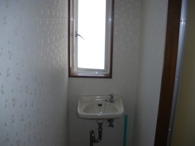 Washroom. Since the back of the independent wash basin there is a window, Effortlessly ventilation!