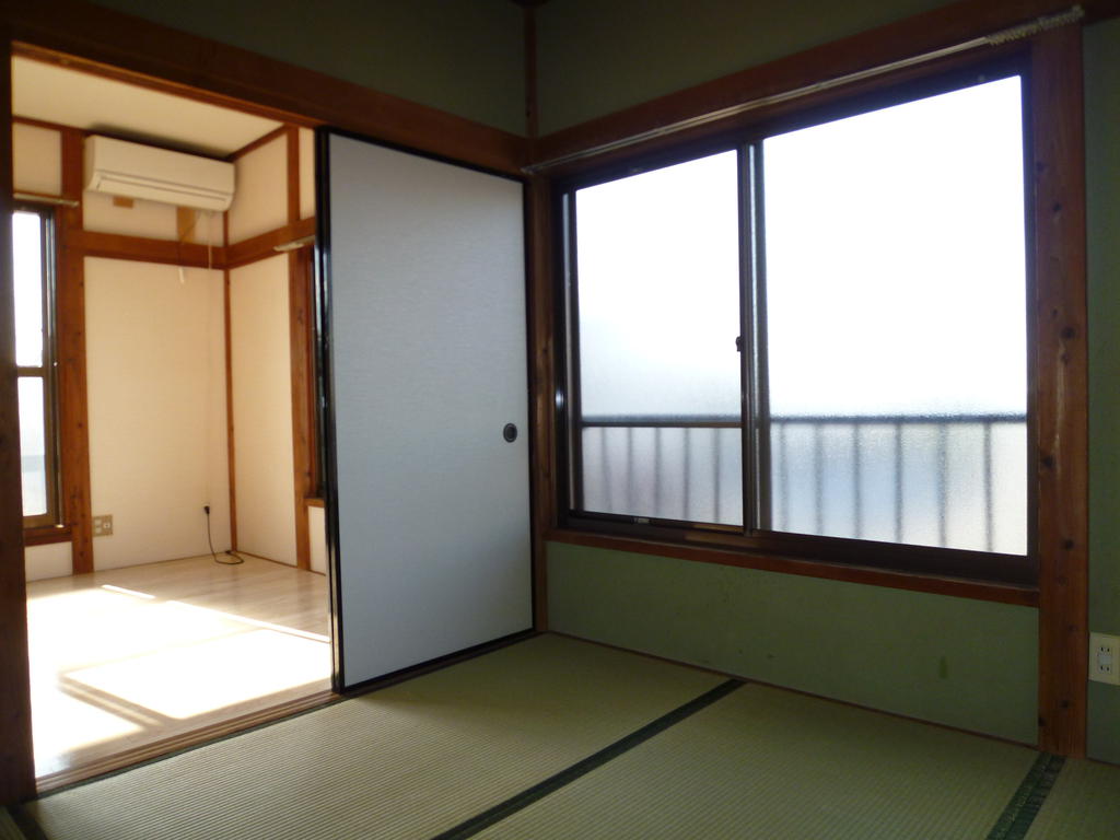 Living and room. Japanese and Western will have been separated by a sliding door, It looks like I opened ☆
