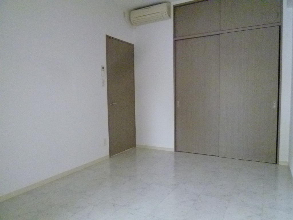 Living and room. The south side of the Western-style rooms can be partitioned with a wooden sliding door