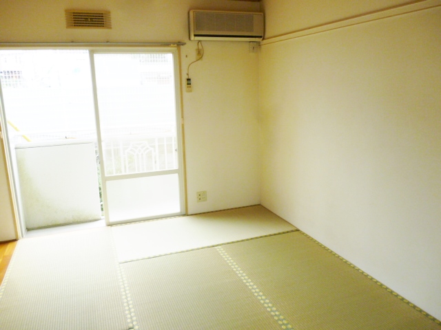 Living and room. Japanese-style room 6 quires Air-conditioned