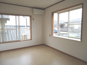 Living and room. It comes with 1 groups air conditioning. It is a popular corner room!