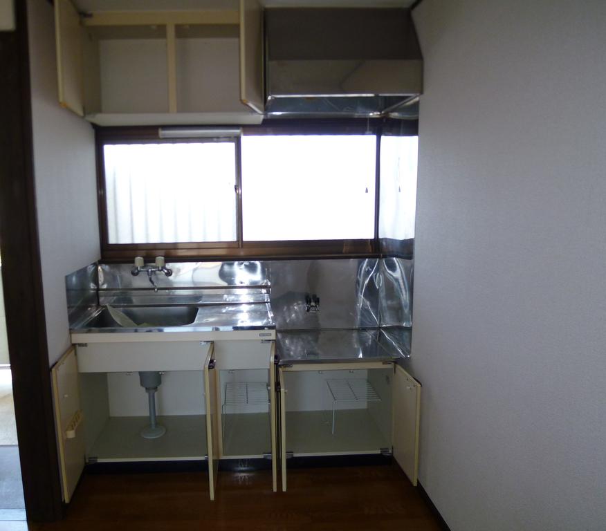 Kitchen. Above kitchen ・ There is storage space under both!