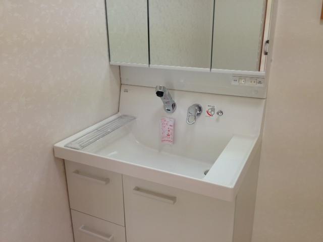 Wash basin, toilet. Indoor (10 May 2013) Shooting