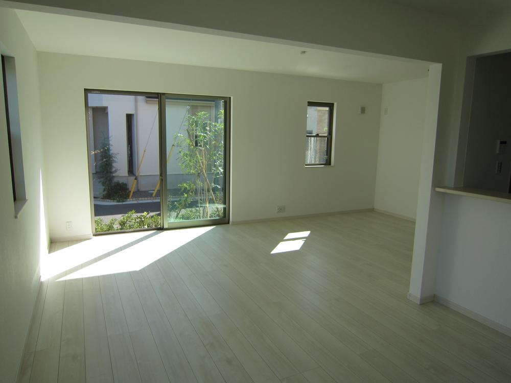 Living. 7 Building Living ・ LDK 20.3 quires facing the dining southeast (October 2013) Shooting
